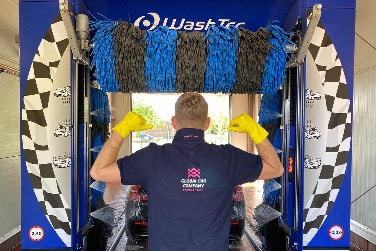 Carwash Mitarbeiter mit Uniform von Global Car Company